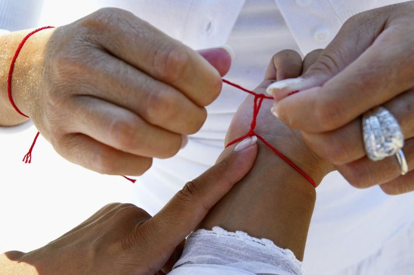 Some cultures view string-type bracelets as spiritual bonds (Image: Internet)
