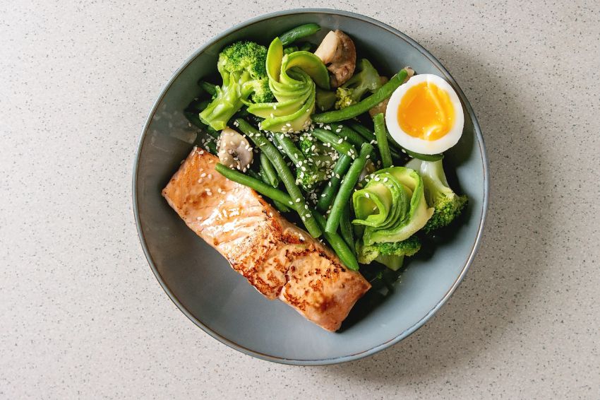 Image 04. Grilled salmon with vegetables - a nutritious meal for brain health