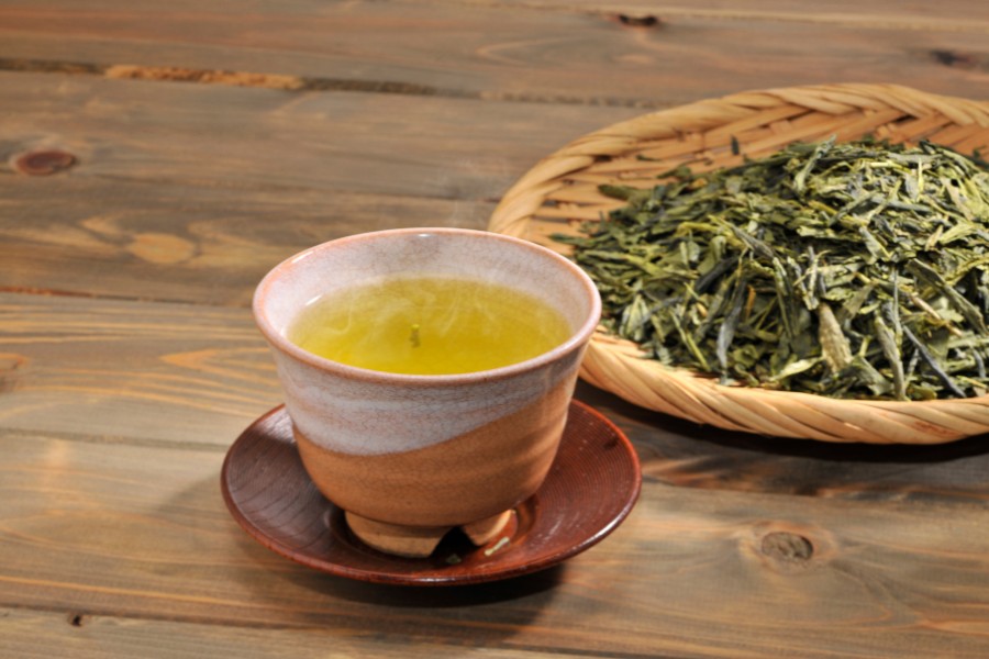 Tách trà xanh nóng hổi - thức uống zen giúp tâm trí thanh thản mà vẫn minh mẫn