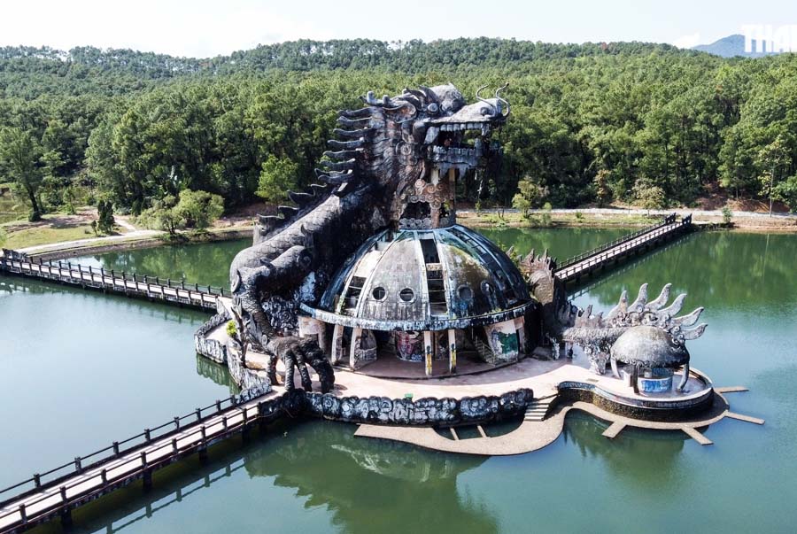 The mysterious and majestic beauty of the abandoned water park