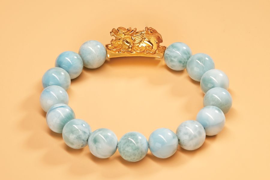 Feng shui bracelets are both fashionable and meaningful for protection, attracting luck every day