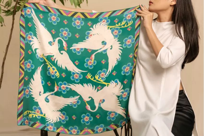 Ảnh 03: Khăn lụa tơ tằm với họa tiết hoa sen truyền thống
