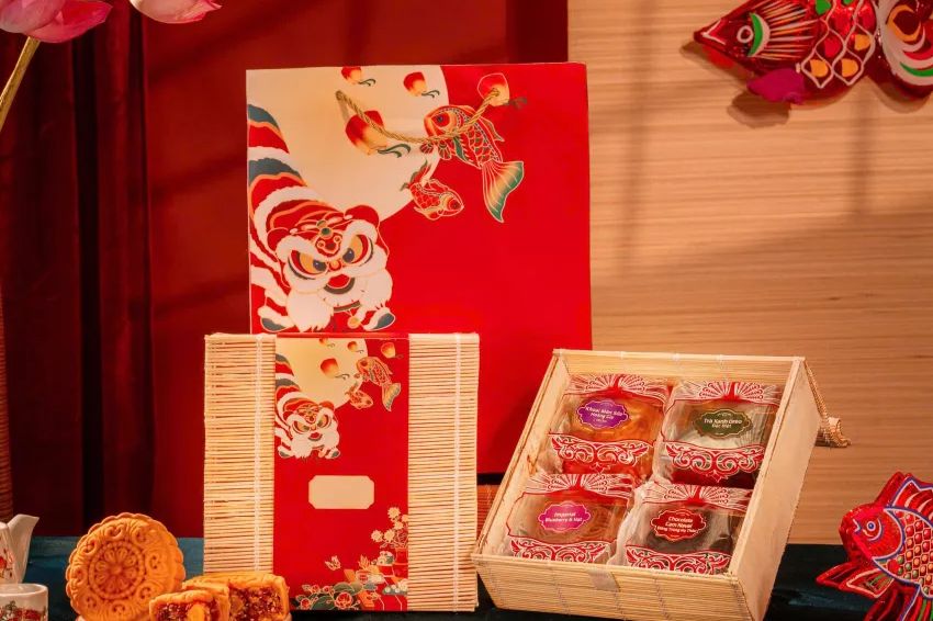 Hộp quà Trung thu mây tre truyền thống với bánh và thiệp chúc 