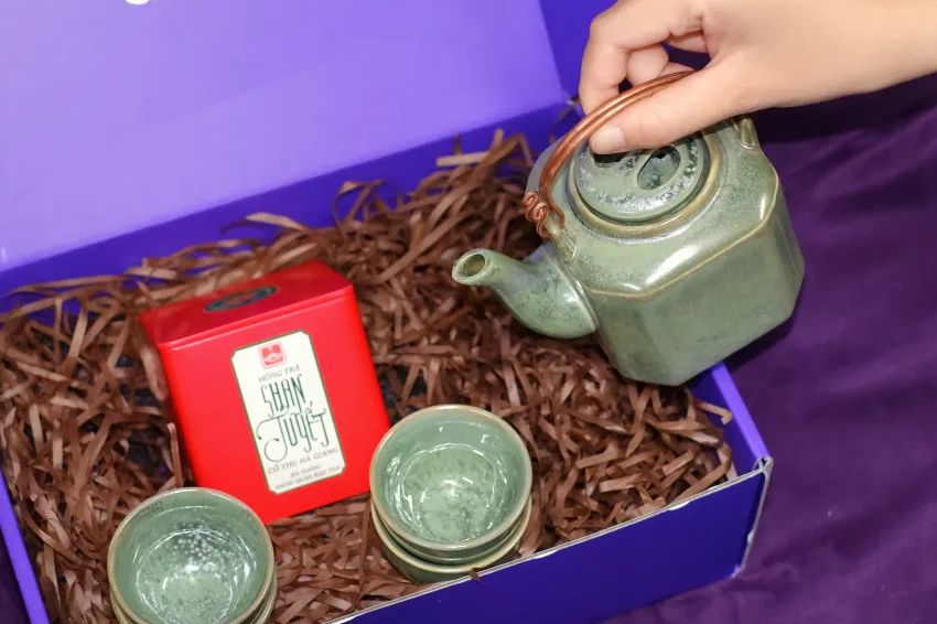 Ảnh 07. Bộ ấm trà và trà Shan Tuyết quý hiếm từ núi cao Tây Bắc