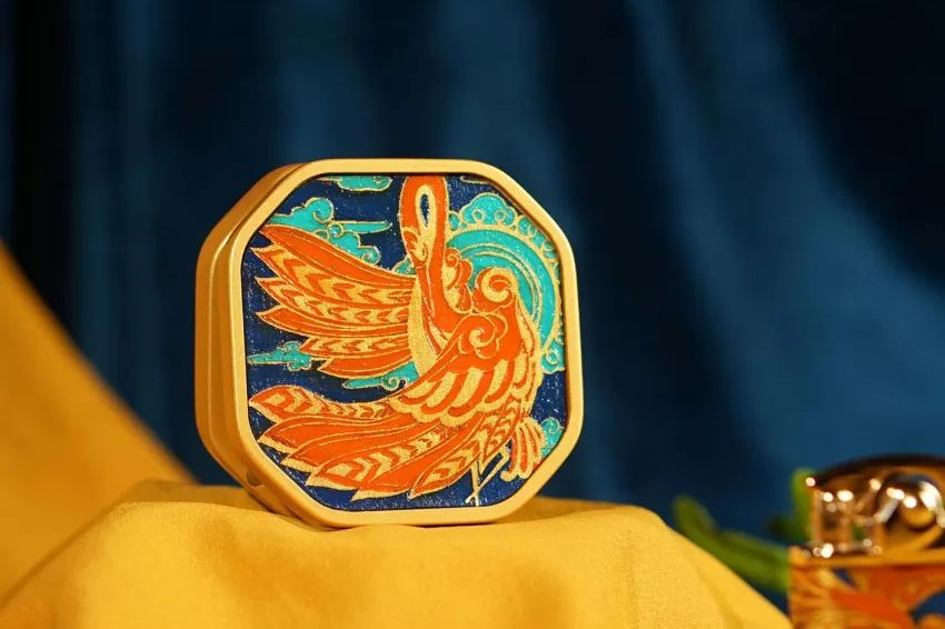 Ảnh 09. Gương cầm tay nghệ thuật với họa tiết truyền thống tinh xảo