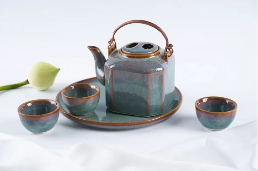 Ảnh 08. Bộ ấm trà gốm sứ Bát Tràng với họa tiết sen và chữ Hán cổ điển