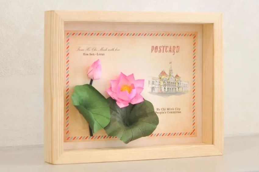 Delicate paper flowers showcase Vietnamese handicraft precision and artistry