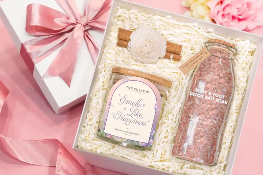 "So Relaxing" gift box with elegant candles and bath salts