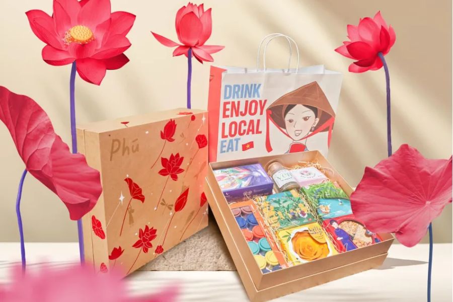 "Phu" gift set with red lotus patterns and gold leaf details