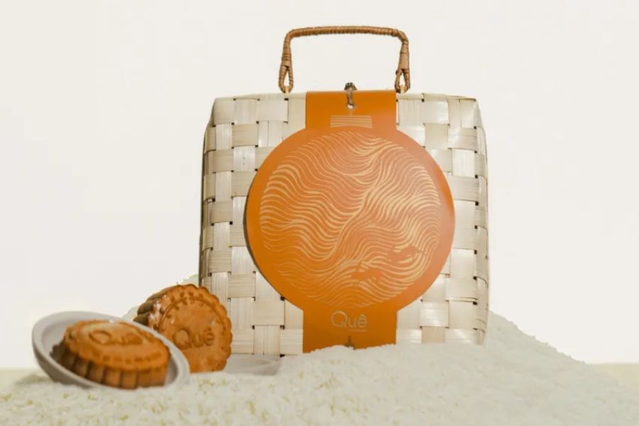 Mid-Autumn gifts with special box materials for clients and partners