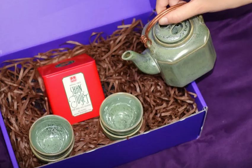 Ảnh 06: Bộ ấm trà sang trọng cùng trà Shan Tuyết cao cấp trong hộp quà đóng gói độc quyền