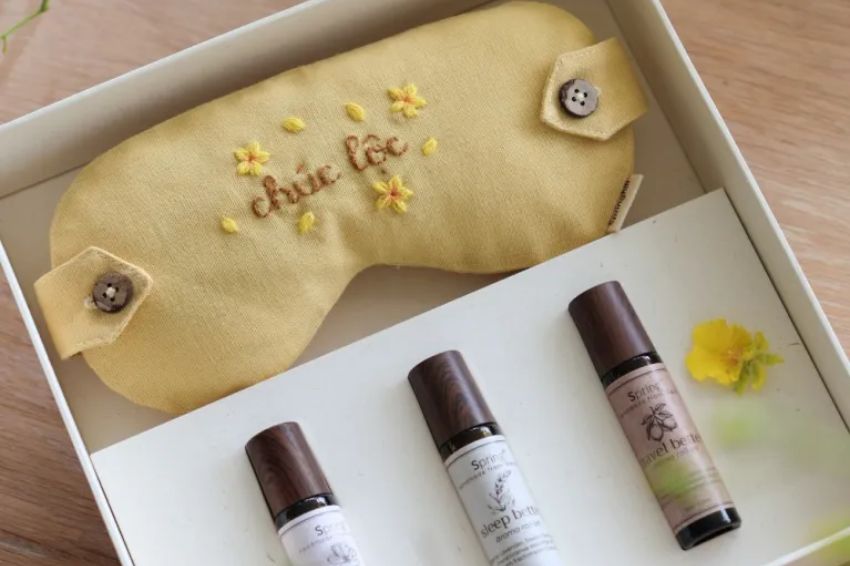 Ảnh 07: Set quà giấc ngủ với bịt mắt và chai lăn tinh dầu trong bao bì nhẹ nhàng