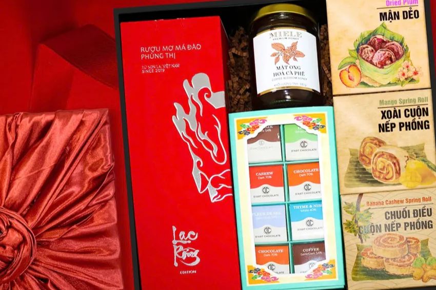 Ảnh 10: The Festive Season với bánh kẹo, trái cây sấy và đồ uống truyền thống Việt Nam