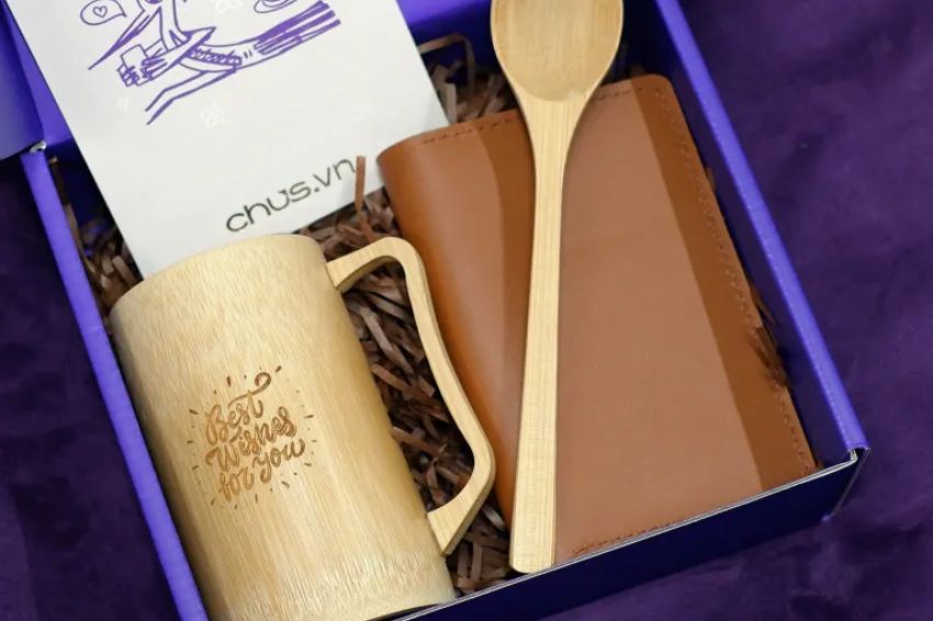 Ảnh 13: Set quà kỷ niệm với cốc tre, muỗng và ví đựng hộ chiếu có thể khắc tên