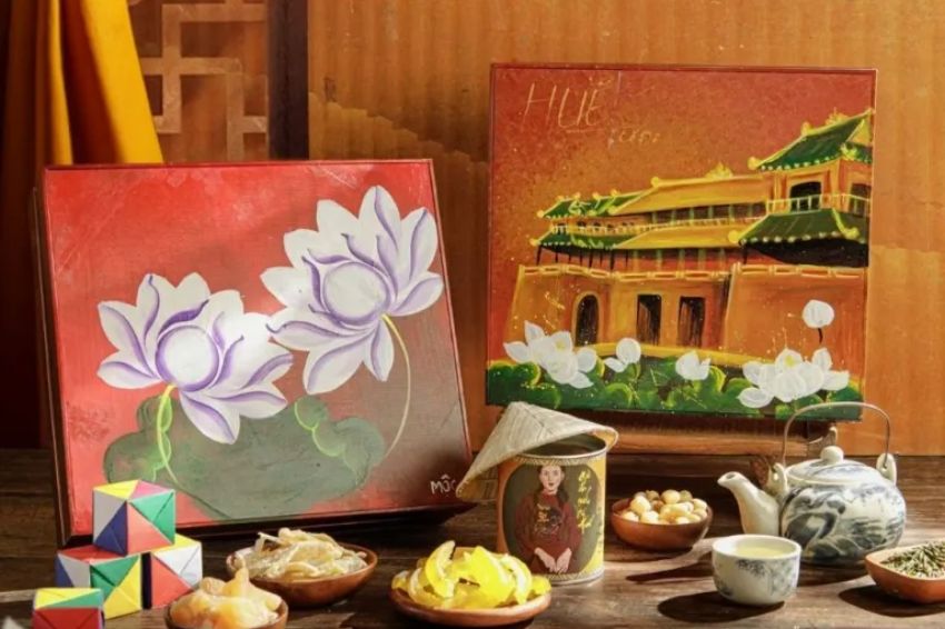 Ảnh 15: Hộp quà Mộc Truly Huế với món ăn truyền thống đóng gói trong hộp gỗ tự nhiên