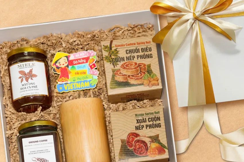 Ảnh 16: Gifts From Vietnam với mật ong, trái cây và quà lưu niệm trong bao bì festive