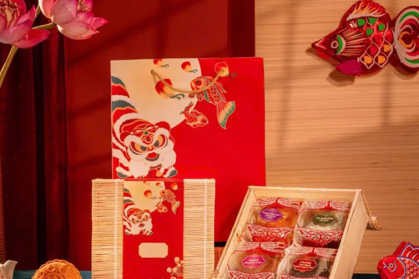 Ảnh 17: Hộp quà Trung thu với thiết kế mây tre và họa tiết truyền thống