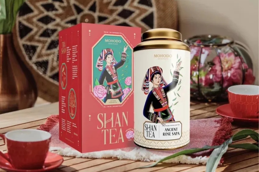 Trà sen Tây Hồ thơm ngát cùng ấm trà gốm tạo nên không gian thưởng trà thanh tịnh