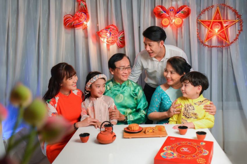 Gia đình cùng nhau quây quần bên mâm cỗ Trung thu truyền thống