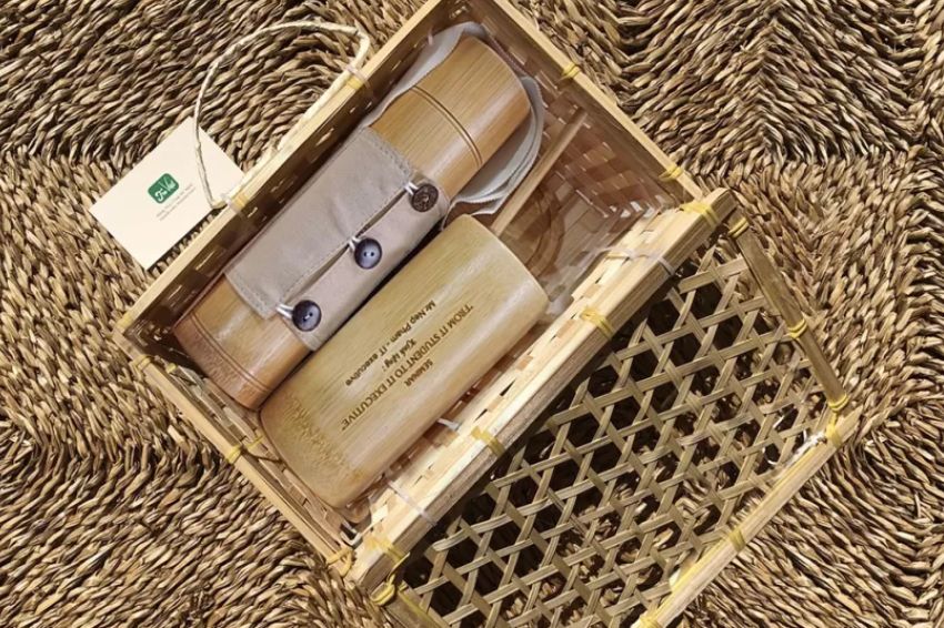 Image 04. Logo-engraved bamboo bottles - corporate gifts rich in Vietnamese culture