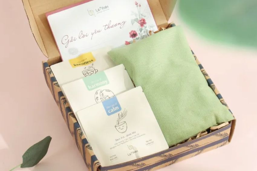 Ảnh 10. Set túi chườm thảo mộc thêu tên - quà tặng sức khỏe tiết kiệm chi phí