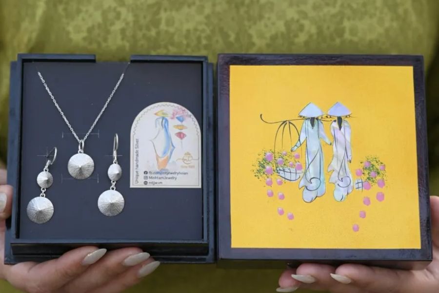 Image 05. Silver jewelry makes truly special souvenirs for international friends