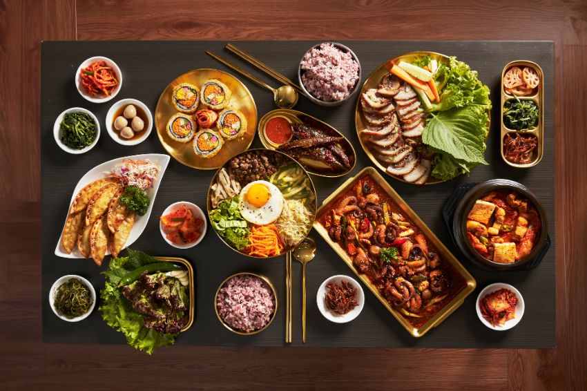 Ảnh 04. Tổ chức tiệc sinh nhật đơn giản nhưng đồ ăn vẫn cứ ngập tràn