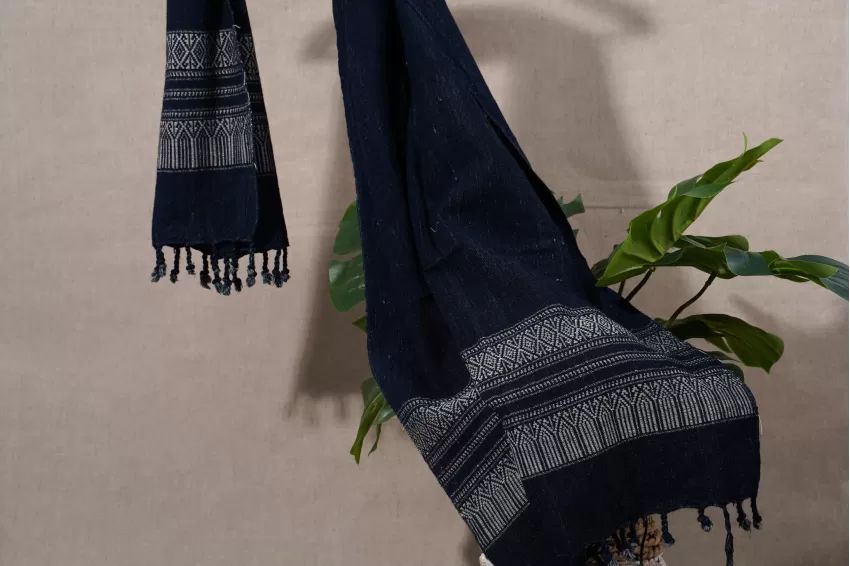 Ảnh 04. Khăn thổ cẩm với họa tiết truyền thống, màu sắc rực rỡ của núi rừng Tây Bắc 