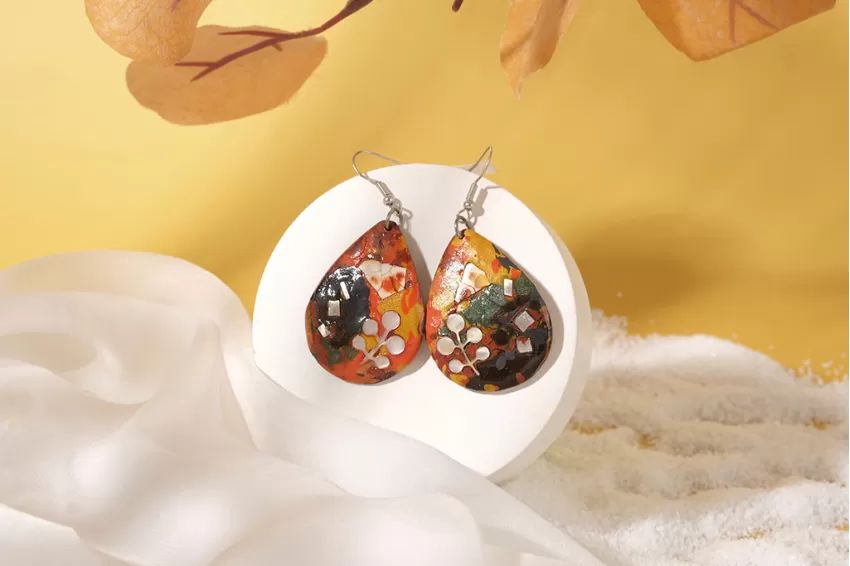 Ảnh 08. Hoa tai sơn mài họa tiết rực rỡ, nghệ thuật truyền thống trong thiết kế hiện đại