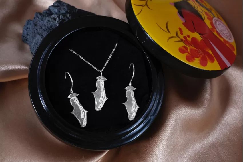 Ảnh 09. Dây chuyền bạc thủ công họa tiết áo dài như một tinh hoa nghề thủ công truyền thống