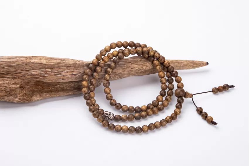 Ảnh 08. Vòng tay trầm hương sẽ là món quà phong thủy cực  ý nghĩa 