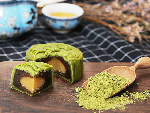 Trà matcha và bánh trung thu