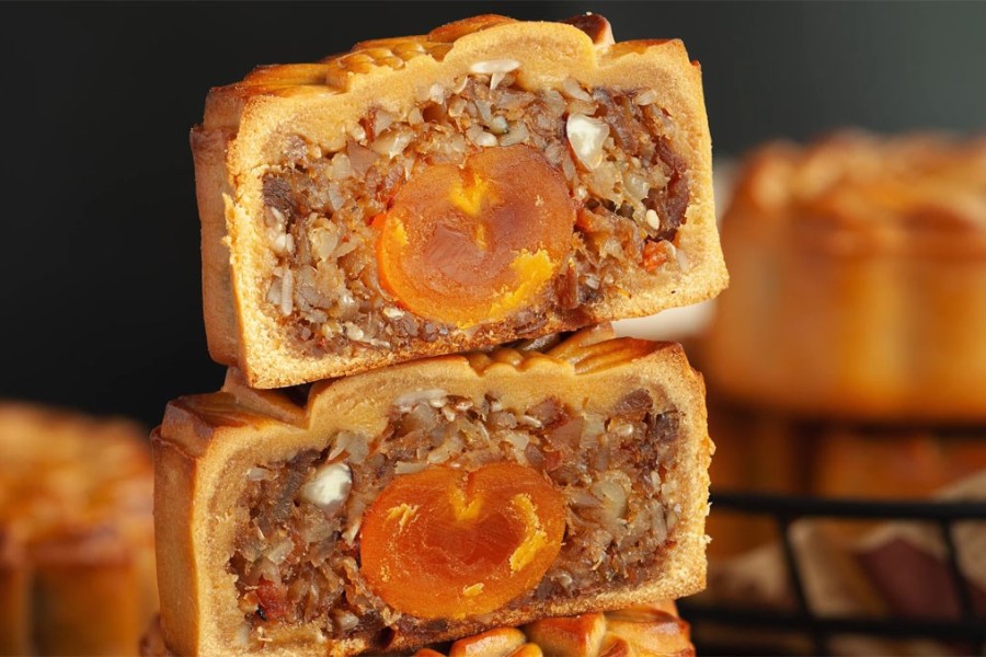 Bánh thập cẩm truyền thống với lớp vỏ vàng óng cạnh tách trà nóng