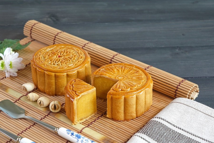 Sự kết hợp hoàn hảo giữa bánh đậu xanh béo ngậy và trà hoa thơm dịu