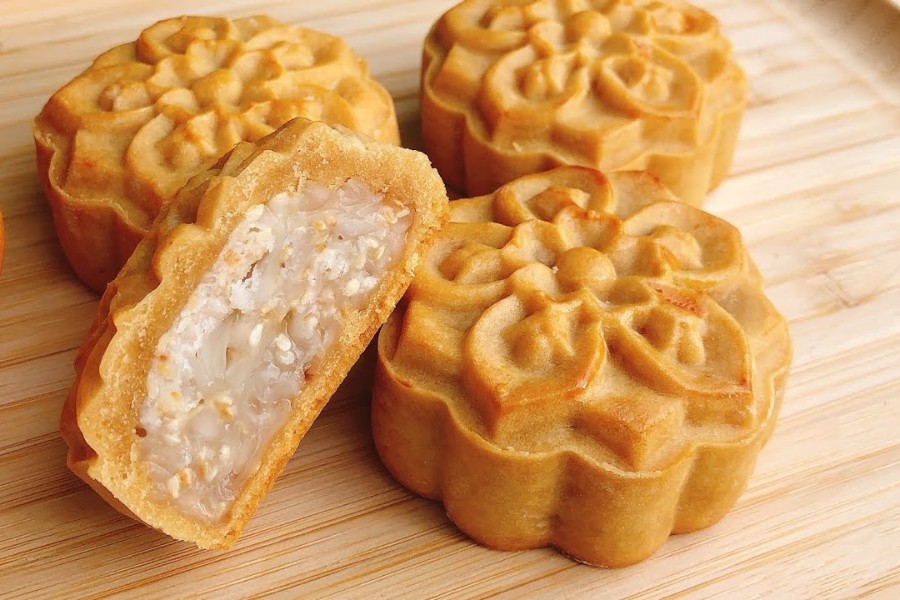 Trà ô long vàng hổ phách trong tách sứ trắng bên bánh socola thơm ngậy