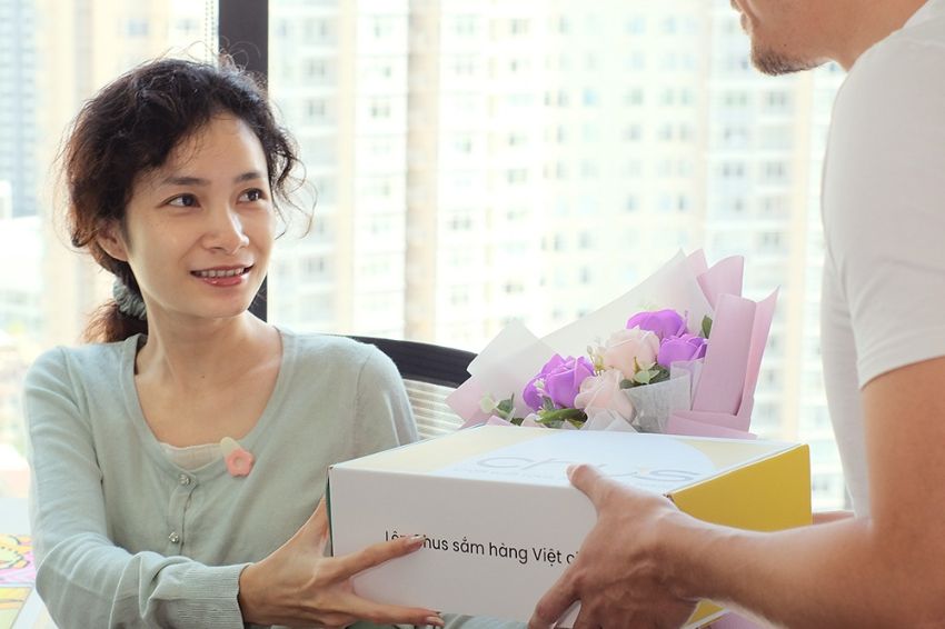 Giving farewell gifts to departing coworkers helps maintain professional network relationships