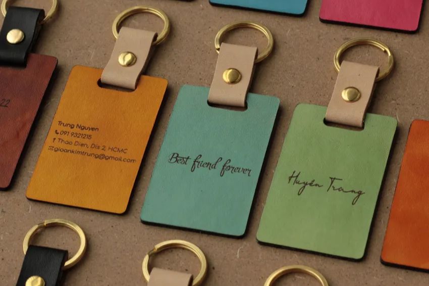 Image 04. Name-engraved keychains are compact with high practical application for colleagues