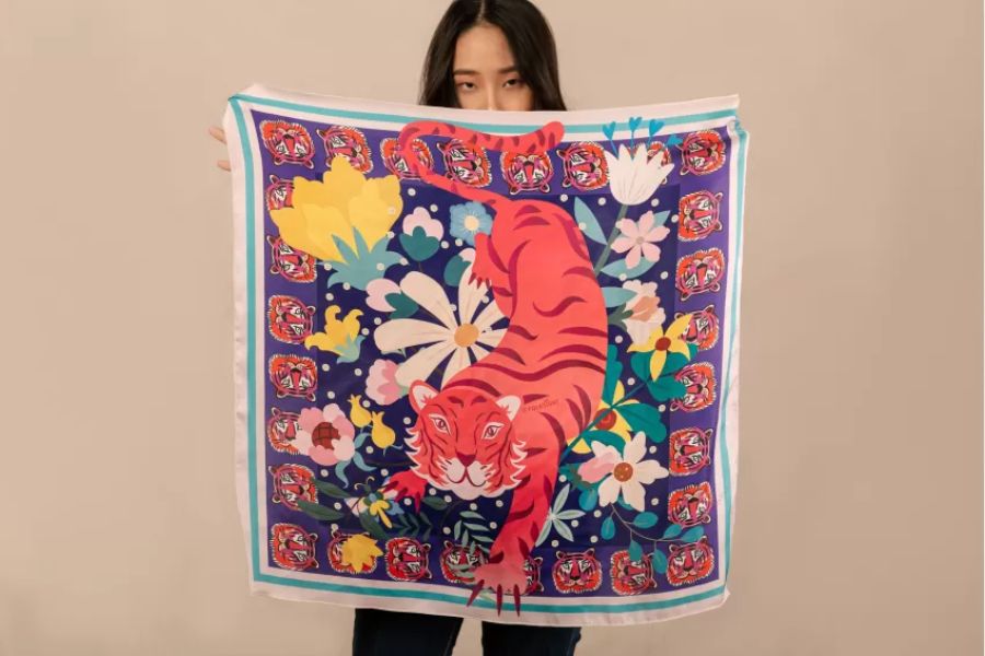 Khăn lụa Pink Tiger - món đồ lý tưởng cho fashionista sáng tạo như Jennie