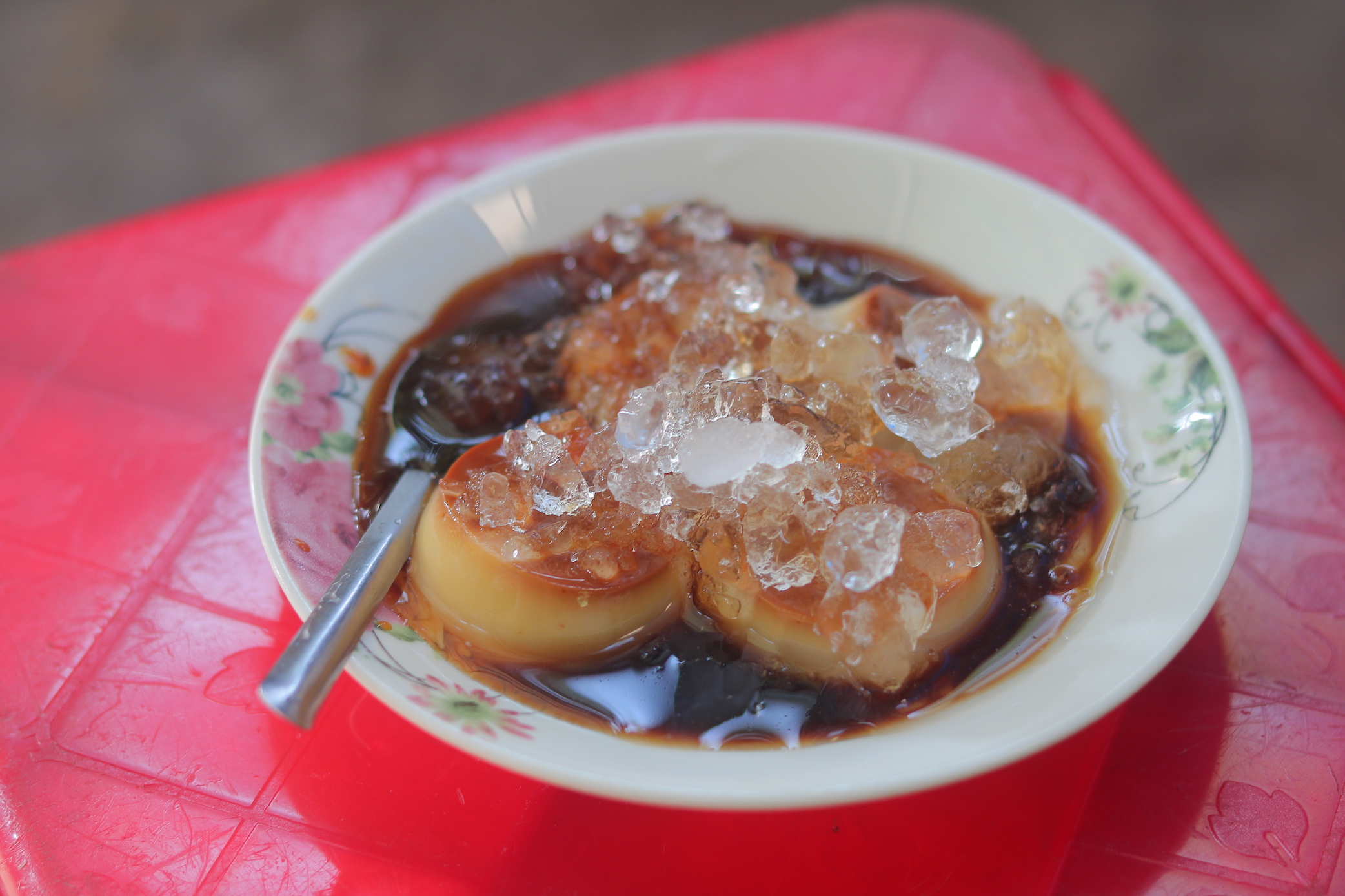 Cà phê uống với bánh Flan