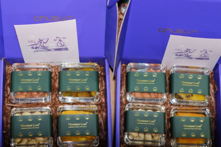 Ảnh 04. Set quà văn phòng phẩm khắc tên trong hộp quà có thiệp cảm ơn