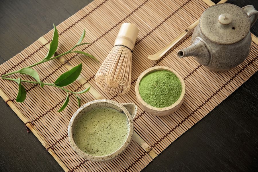 Sử dụng chổi pha trà chasan để pha chế matcha