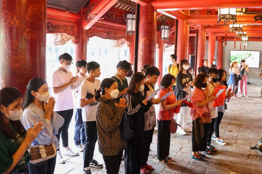 Ảnh 02. Văn Miếu - Quốc Tử Giám thu hút hàng nghìn sĩ tử đến cầu may mỗi mùa thi