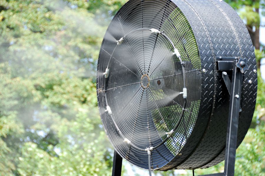 4 Kết hợp quạt với phun sương có thể giảm nhiệt độ cảm nhận xuống 4-6°C, tiết kiệm điện so với máy lạnh