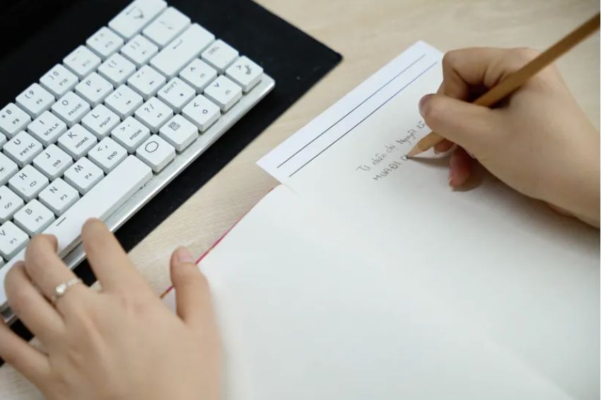 Ảnh 03. Sổ tay văn học trở thành “vũ khí” tuyệt vời cho kì thi Văn THPT 2025 (Ảnh: Internet)