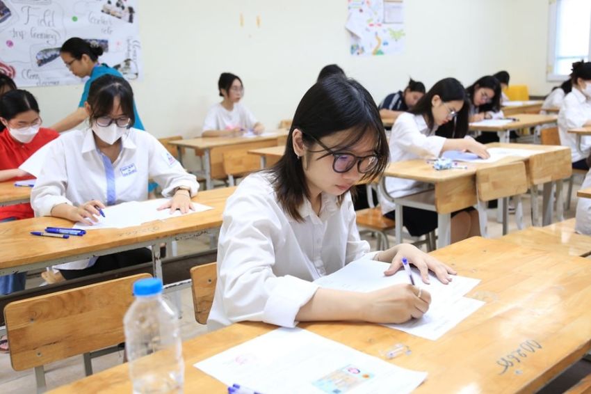 Ảnh 04. Thí sinh đánh dấu thông tin quan trọng trong đề thi để không bỏ lỡ kiến thức (Ảnh: Internet)