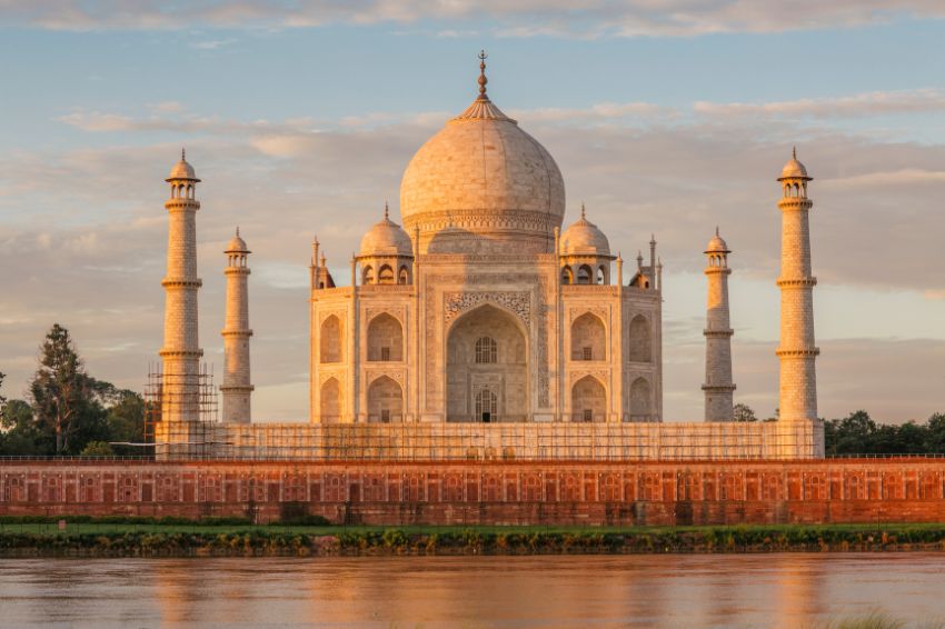 Ảnh 01. Lăng tẩm Taj Mahal là một món quà tặng đắt tiền tượng trưng cho tình yêu vĩnh cửu