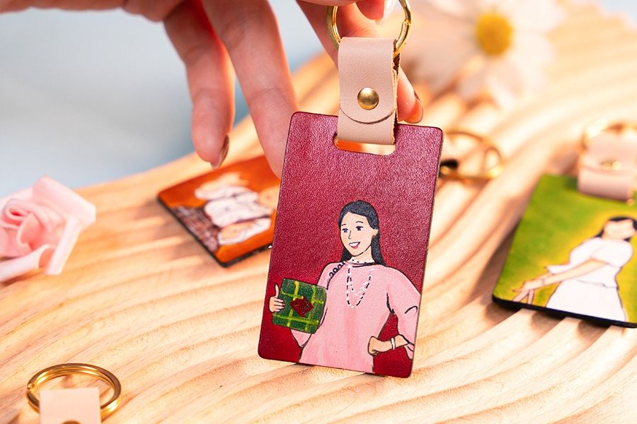 Ảnh 03. Một chiếc móc khóa vẽ chân dung chính bạn, có thể đặt ngay trên CHUS