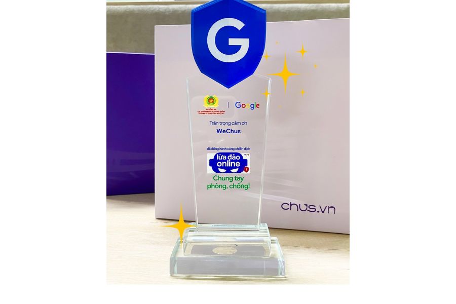 Ảnh CHUS nhận kỷ niệm chương từ Google và Bộ Công an