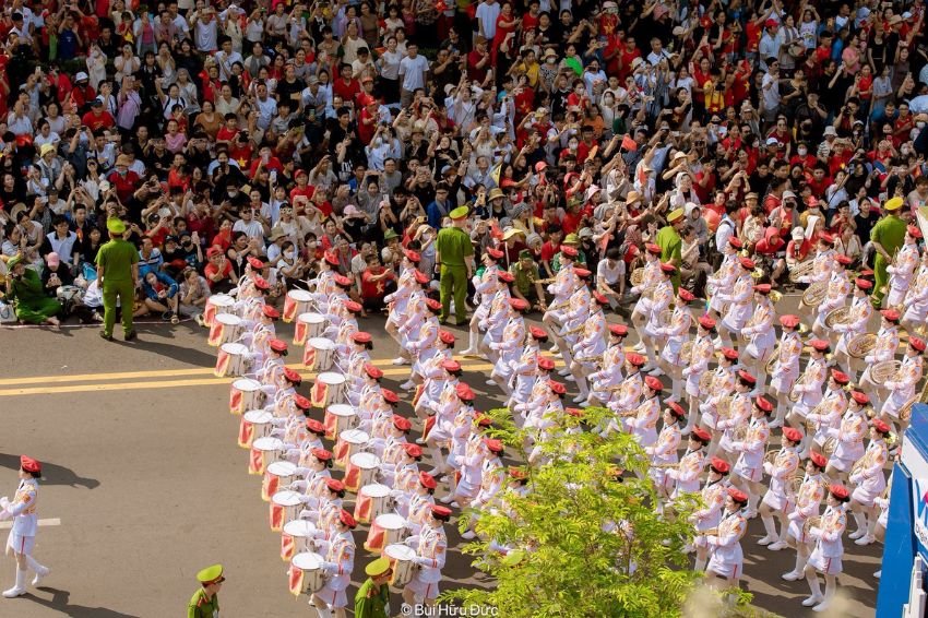 Military forces welcomed everywhere by crowds