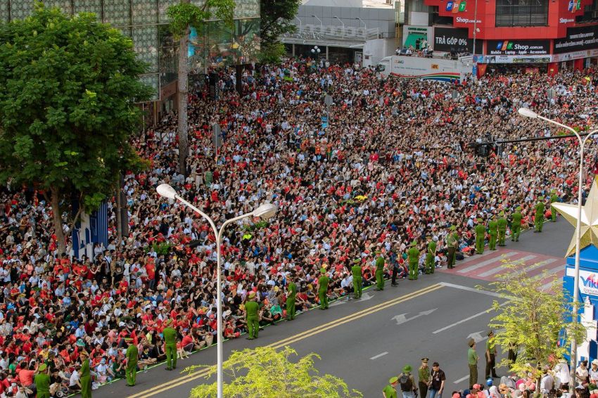 The sea of people welcoming the grand celebration created a concert of unprecedented scale